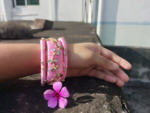 সাজের সঙ্গী হ্যান্ডমেড চুড়ি